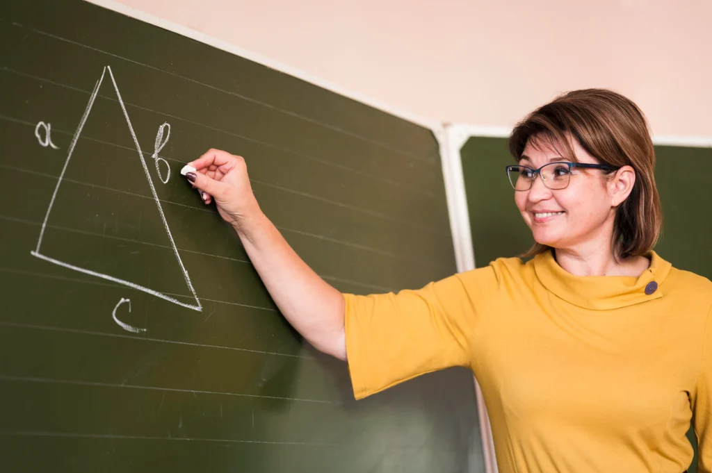 Professora escrevendo no quadro