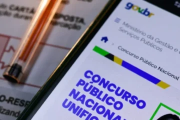 Pessoa vendo o site do CNU 2025 pelo celular.