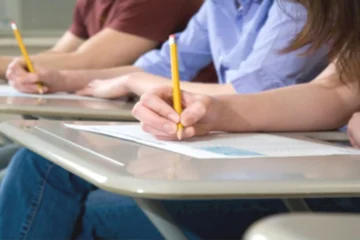 Pessoas fazendo a prova do concurso Prefeitura de Itaitinga