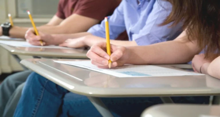 Pessoas fazendo a prova do concurso Prefeitura de Itaitinga