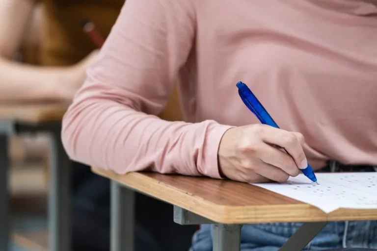 Pessoas fazendo a prova do concurso Corerp 2