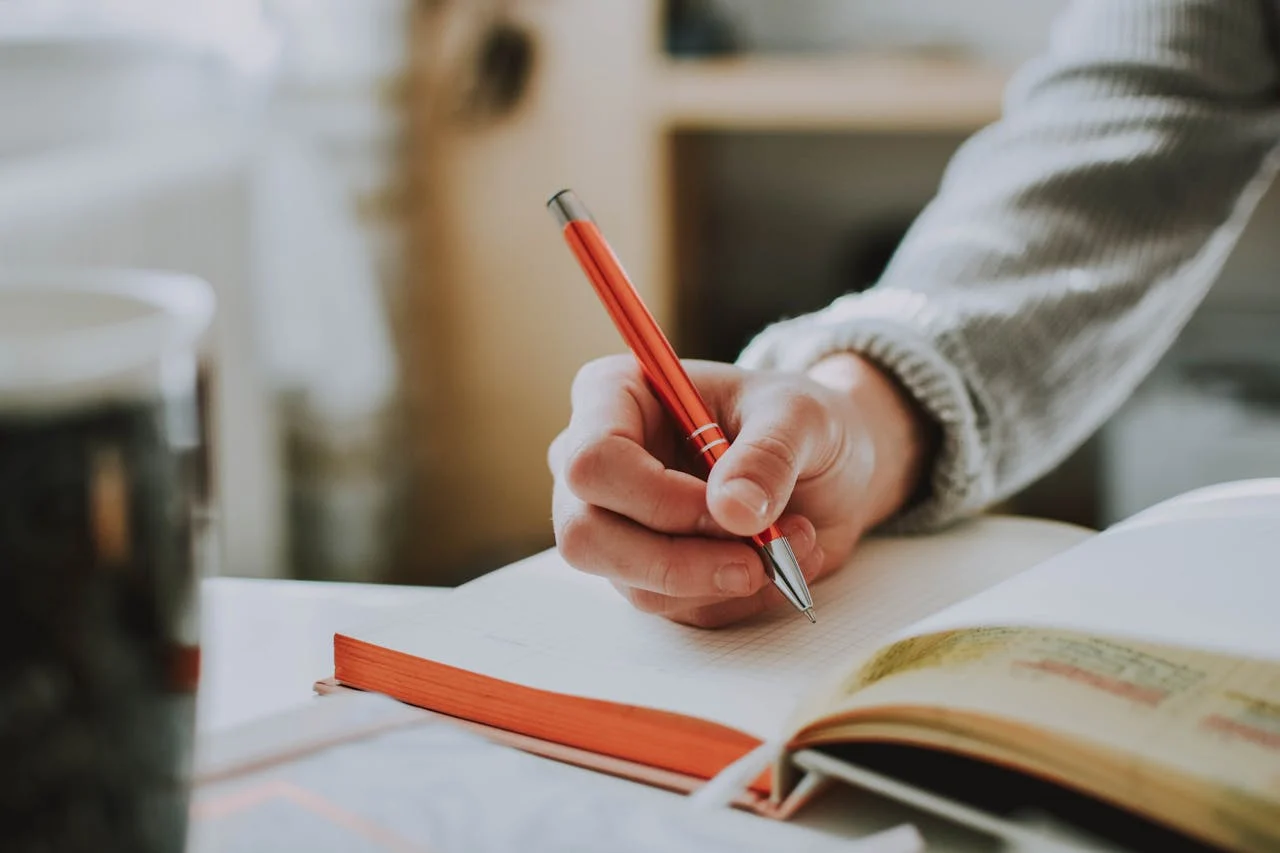 Pessoa estudando para o concurso Câmara de Pompéu
