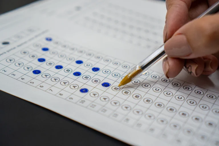 pessoa fazendo a prova do concurso prefeitura de icó