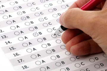 Pessoa fazendo a prova do concurso OVG