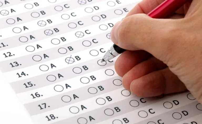 Pessoa fazendo a prova do concurso OVG