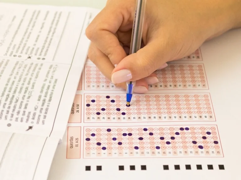 pessoa fazendo a prova do concurso Prefeitura de porangaba