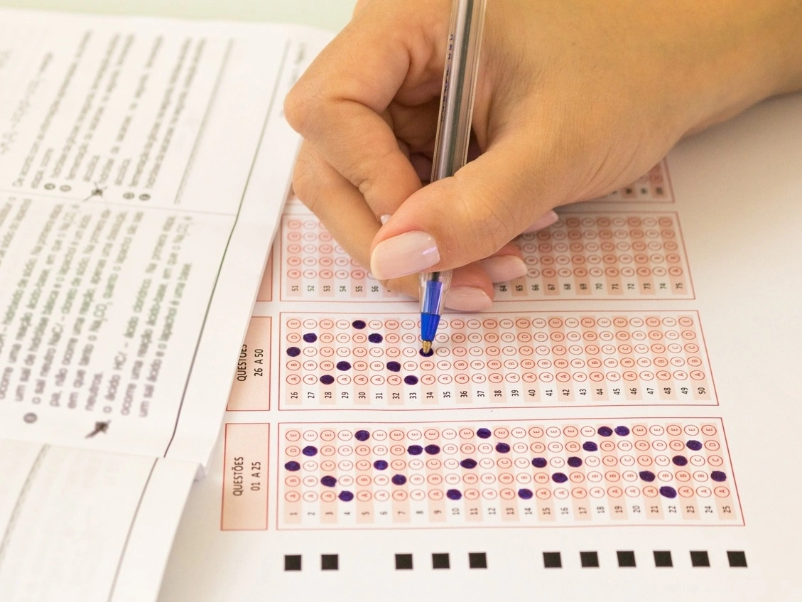 pessoa fazendo a prova do concurso Prefeitura de porangaba