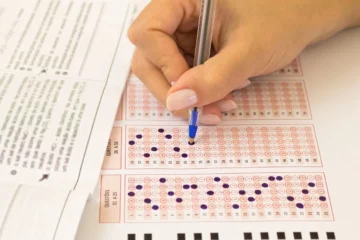 pessoa fazendo a prova objetiva do concurso Câmara de Caçapava