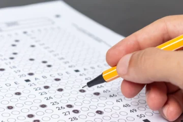 Pessoa fazendo a prova do concurso Prefeitura de Vermelho Novo