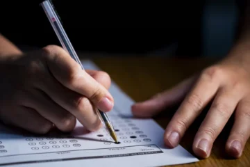 Caneta escrevendo na prova do concurso CISMA