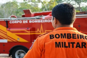 Bombeiro Militar e o veículo Auto Bomba Toque. Concurso Bombeiros AP