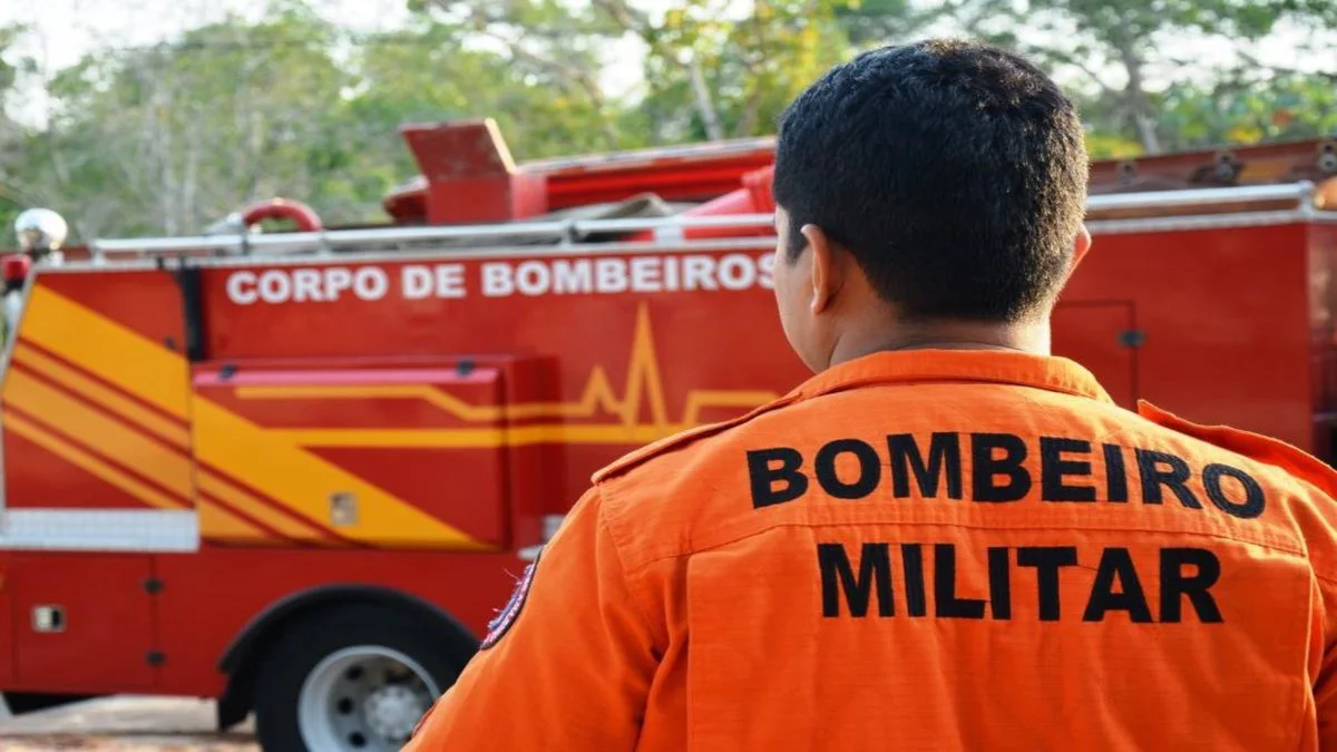 Bombeiro Militar e o veículo Auto Bomba Toque. Concurso Bombeiros AP