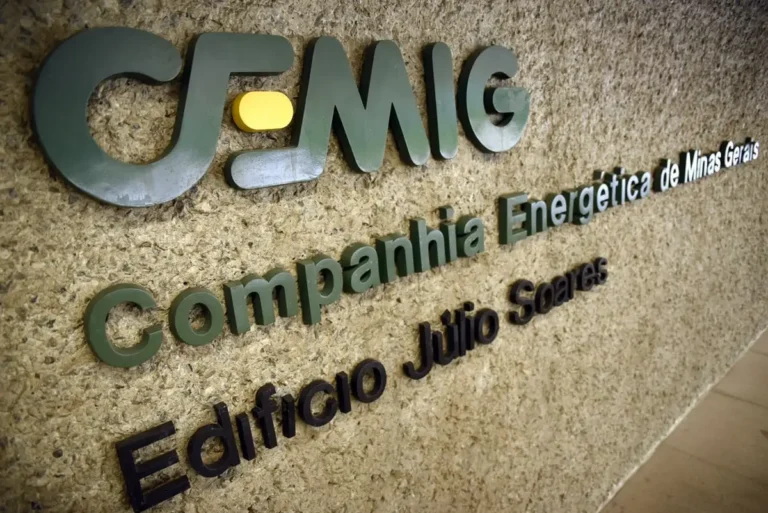 letreiro da Cemig de metal onde os aprovados no concurso cemig vão trabalhar