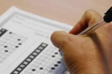 Caneta escrevendo na prova do concurso Prefeitura de Santa Cruz de Minas