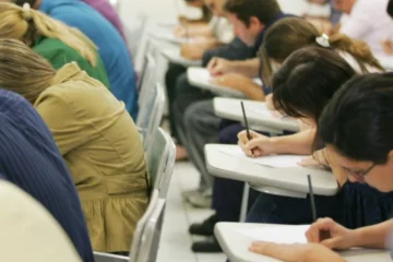 Candidatos fazendo a prova do concurso Prefeitura de Mirandiba.