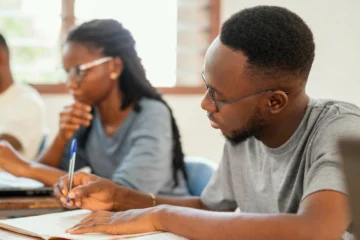 Homem estudando para a prova do concurso Prefeitura de Limoeiro.