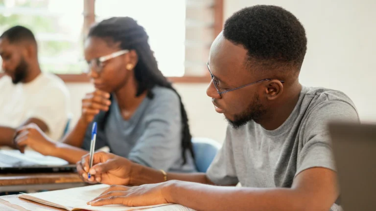 Homem estudando para a prova do concurso Prefeitura de Limoeiro.