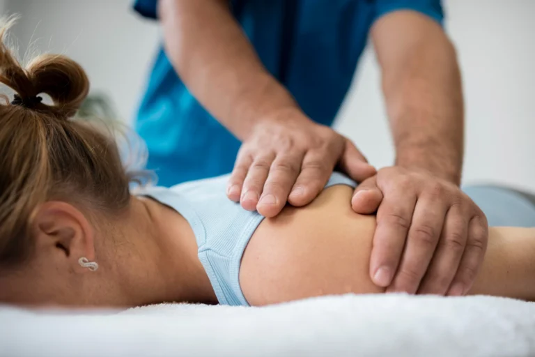 Mulher fazendo fisioterapia pelo funcionário do concurso Crefito 13.