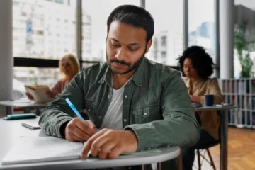 Homem estudando para a prova do concurso Degase RJ.