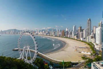 Vista da praia de Camboriú, onde os candidatos do concurso Prefeitura de Camboriú vão trabalhar.