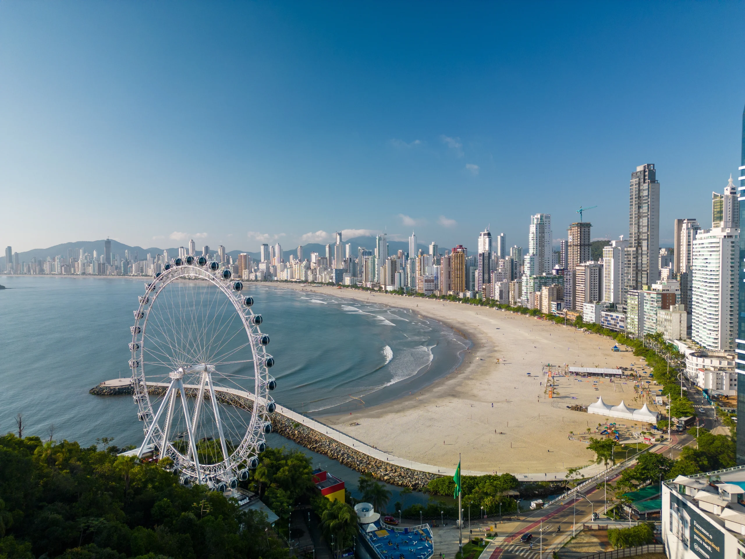 Vista da praia de Camboriú, onde os candidatos do concurso Prefeitura de Camboriú vão trabalhar.