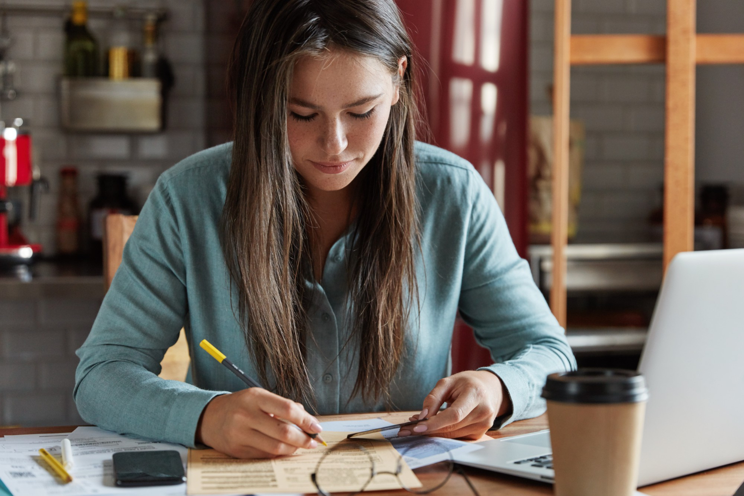 Mulher estudando para a prova do concurso CREF ES.
