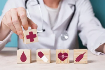 Médico do concurso AgSUS em seu consultório médico.