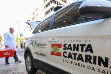 Carro da secretária da saúde, veículo que os aprovados no concurso SES SC vão trabalhar.