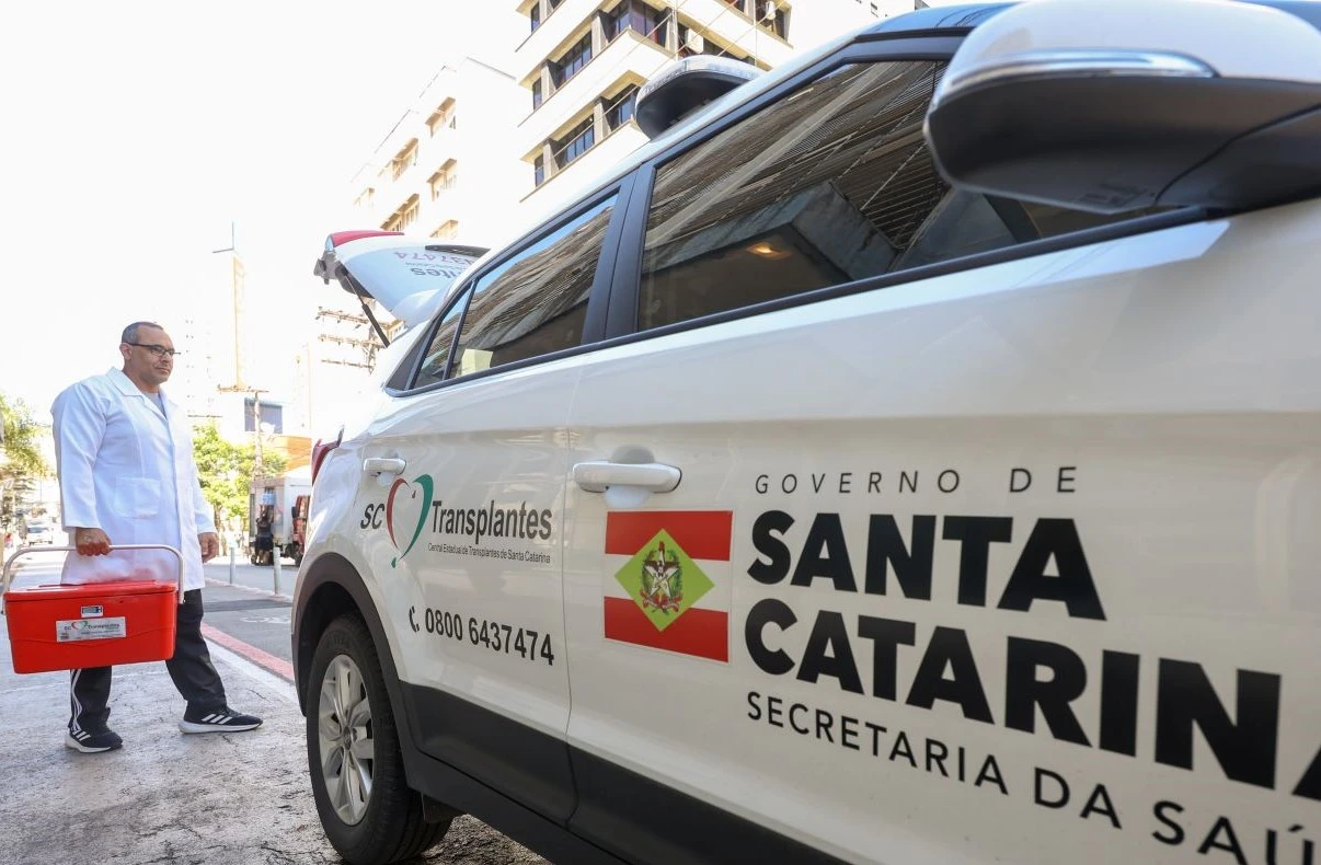 Carro da secretária da saúde, veículo que os aprovados no concurso SES SC vão trabalhar.