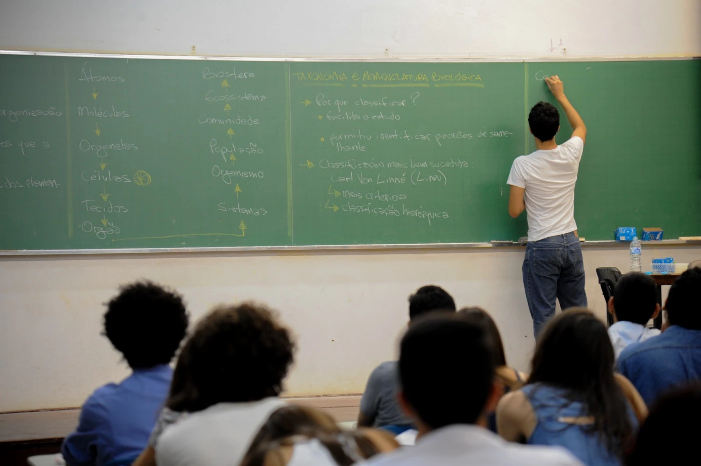 Candidato do concurso SEE SP 2026 dando aula.