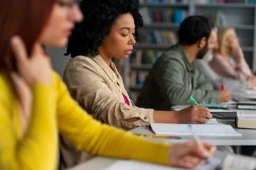 Candidatos estudando para a prova do concurso Prefeitura de Rio Claro.