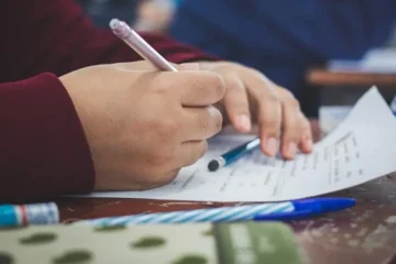 fotografia de uma pessoa fazendo a prova de um concurso