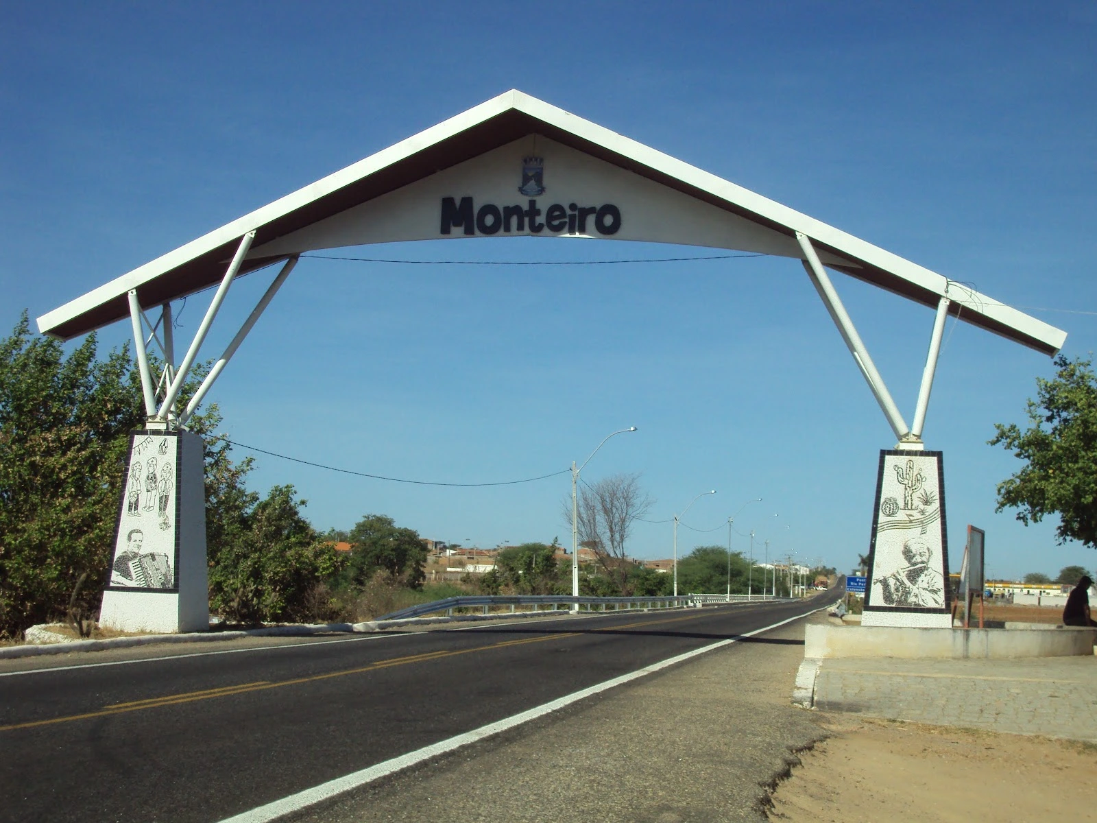 fotografia da entrada da cidade de Monteiro