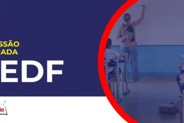 Professora em sala de aula explicando conteúdo. Concurso SEDF.