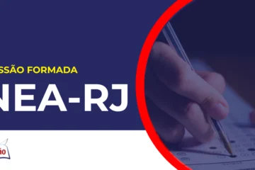 Pessoa preenchendo gabarito concurso Inea RJ.