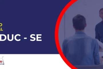 Professor em sala de aula explicando conteúdo. Concurso SEDUC SE.