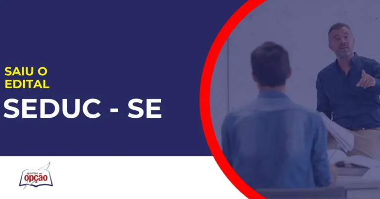 Professor em sala de aula explicando conteúdo. Concurso SEDUC SE.