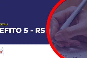 Pessoa preenchendo gabarito do concurso Crefito 5