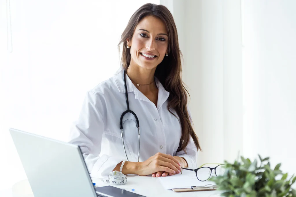 médica sorrindo