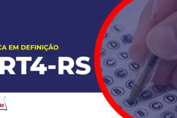 Imagem com fundo azul divulgando o Concurso TRT 4 RS