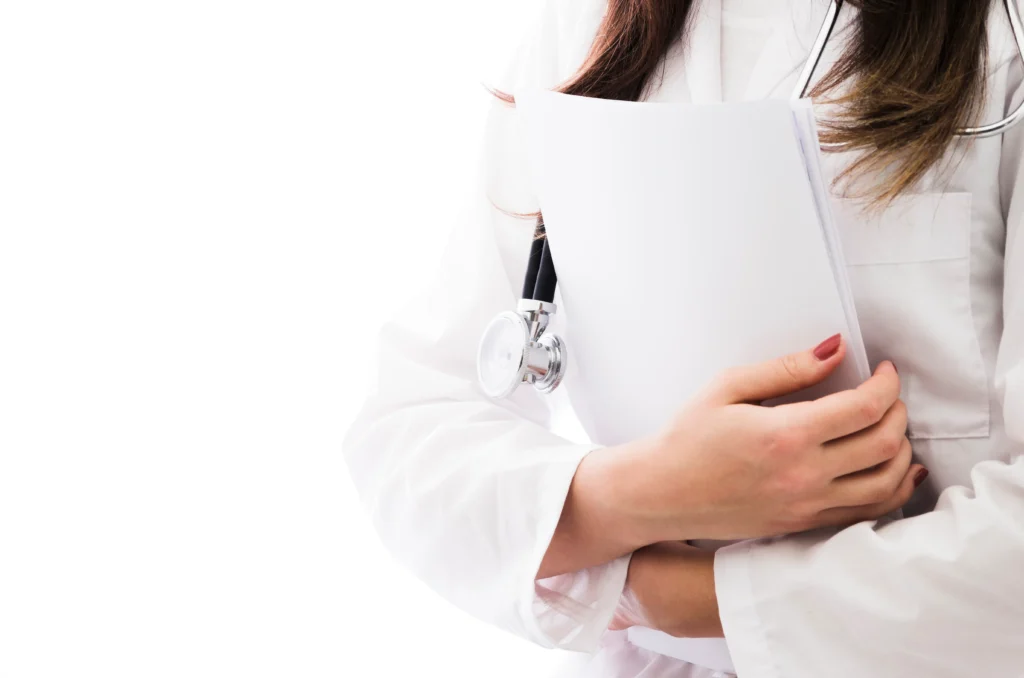 Médica com estetoscópio e prontuários 