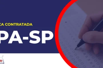 Mão segurando caneta a preencher gabarito de prova de concurso