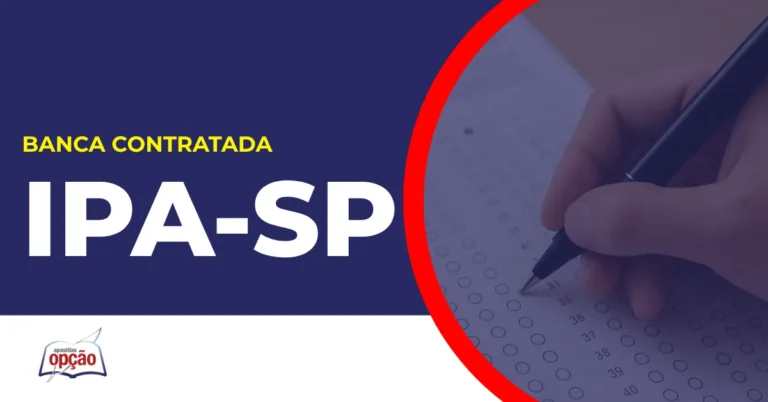 Mão segurando caneta a preencher gabarito de prova de concurso