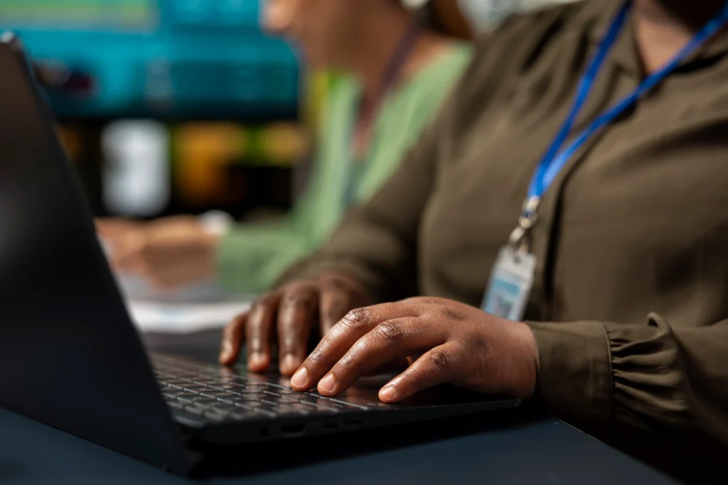 Mulher trabalhando no computador sem mostrar o rosto 