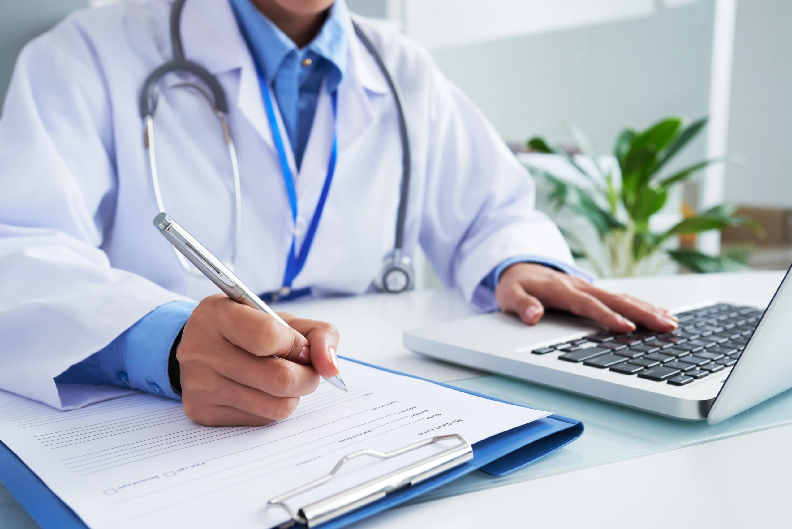 Medico escrevendo na prancheta