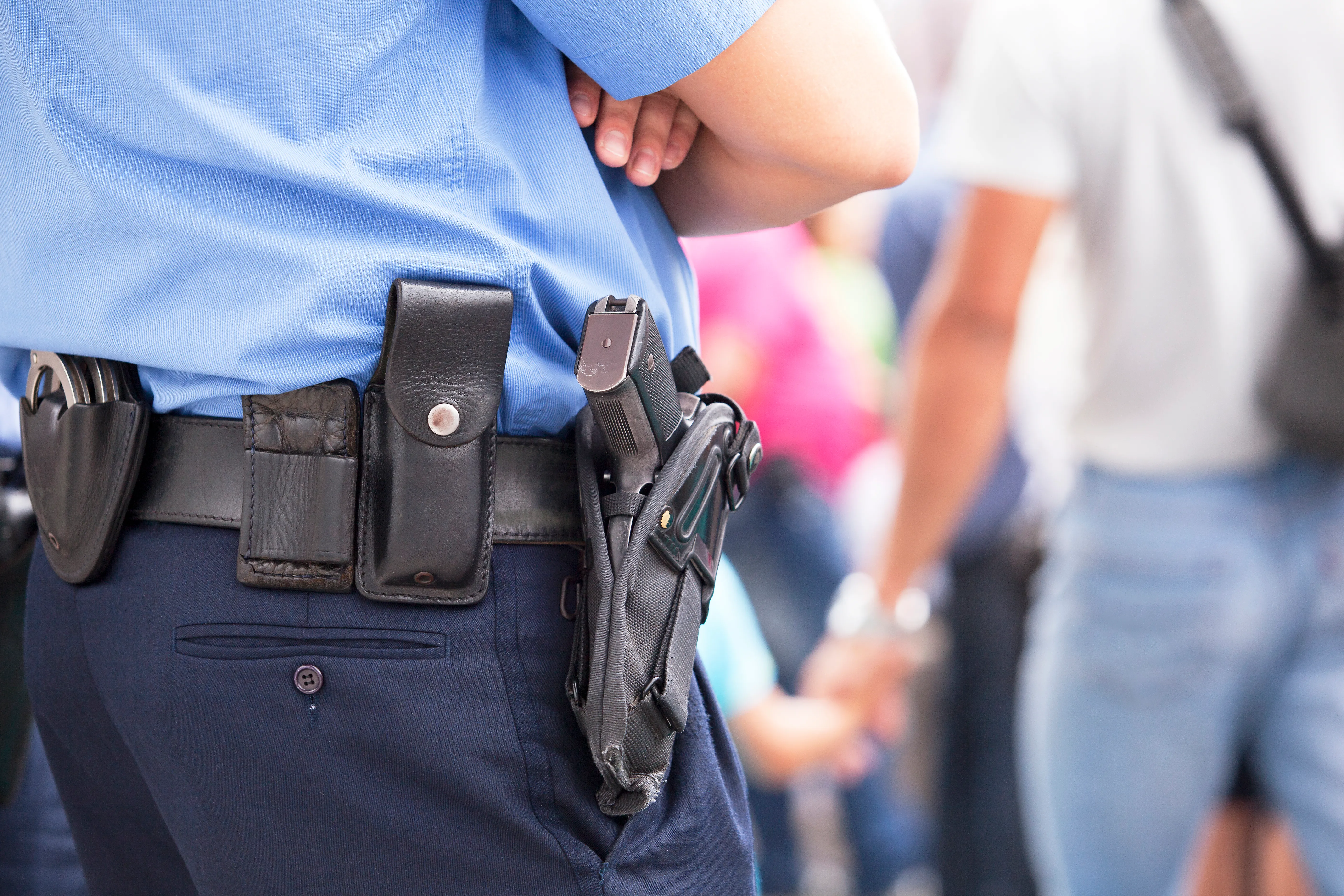 Policial com arma na cintura
