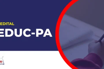 Estudante de uniforme segurando caneta anotando no caderno