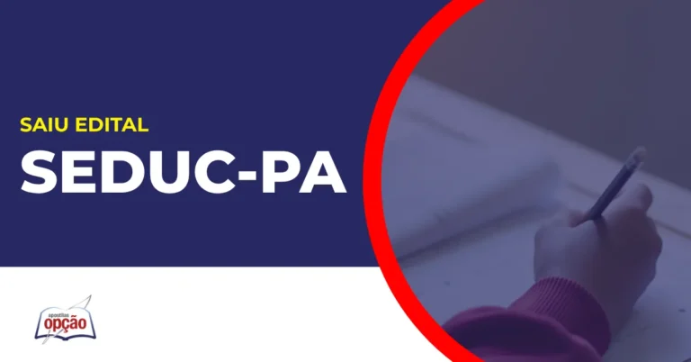 Estudante de uniforme segurando caneta anotando no caderno