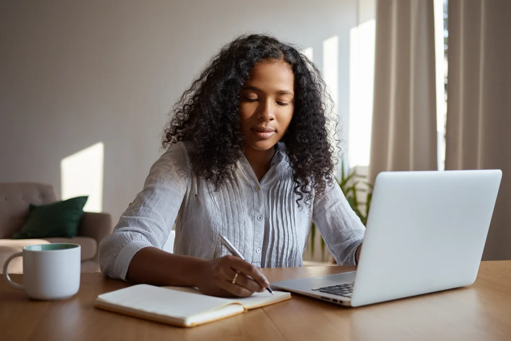 mulher estudando com computador