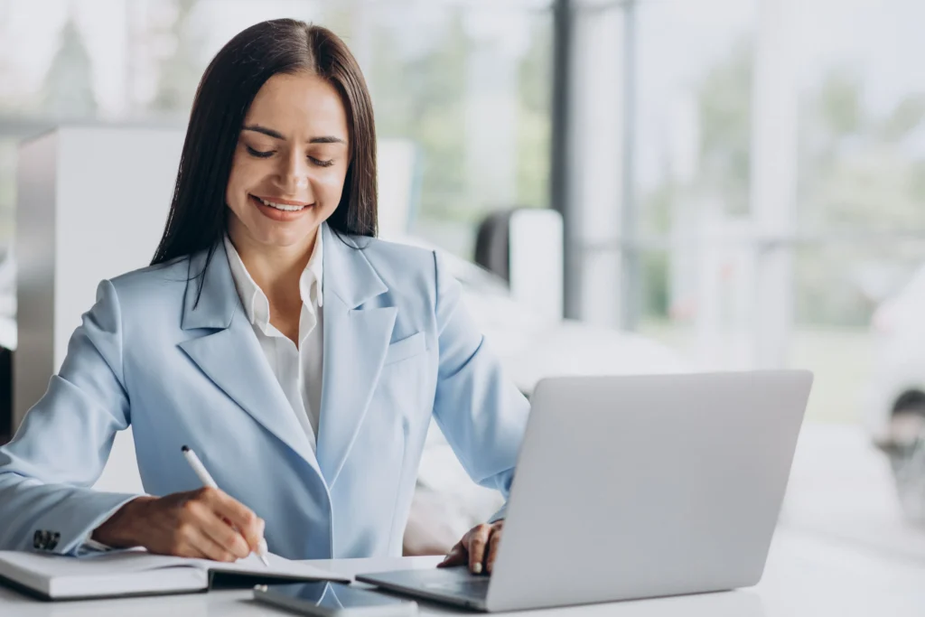 Mulher trabalhando no escritório no computador
